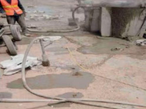 广陵水泥混凝土路面板底注浆技术 路面脱空注浆整治方案