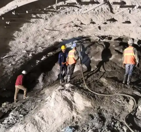 广陵拱顶带模注浆料的施工流程及注意事项